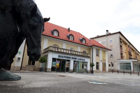 NAPIS KULTURNI DOM CERKNICA 06 FOTO LJUBO VUKELIČ